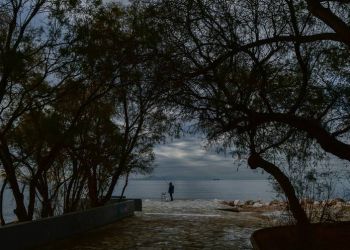 Ο Καιρός σήμερα: Γενικά αίθριος με λίγες πρόσκαιρες νεφώσεις.