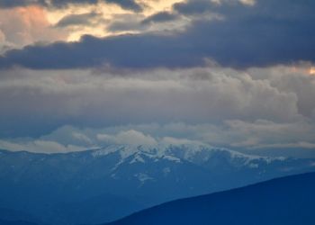 Ο Καιρός σήμερα: Λίγες νεφώσεις με ασθενείς τοπικές βροχές και χιονοπτώσεις στα ορεινά