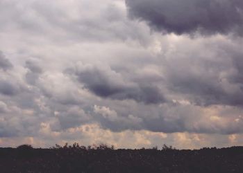 Ο Καιρός σήμερα: Λίγες νεφώσεις, παροδικά αυξημένες με τοπικές βροχές