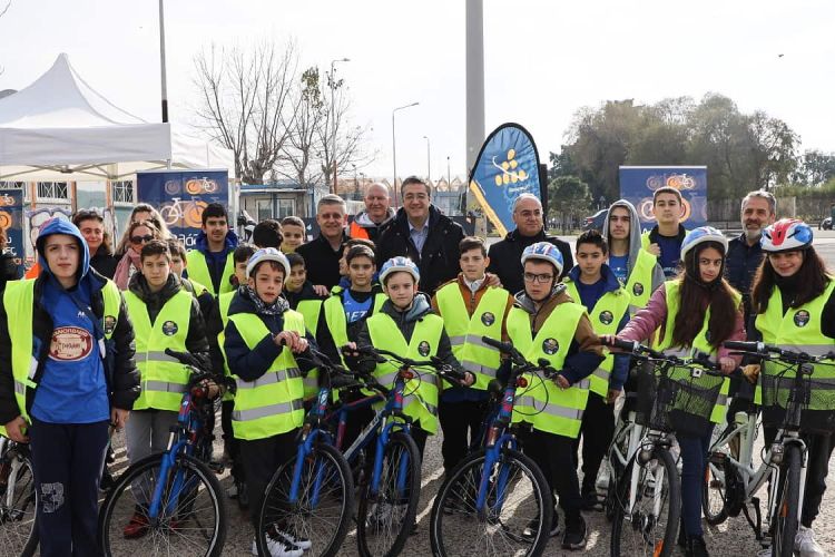 Ο Περιφερειάρχης Κεντρικής Μακεδονίας Απόστολος Τζιτζικώστας στη δράση της Περιφέρειας για βιώσιμες σχολικές μετακινήσεις Ο Περιφερειάρχης Κεντρικής Μακεδονίας Απόστολος Τζιτζικώστας στη δράση της Περιφέρειας για βιώσιμες σχολικές μετακινήσεις