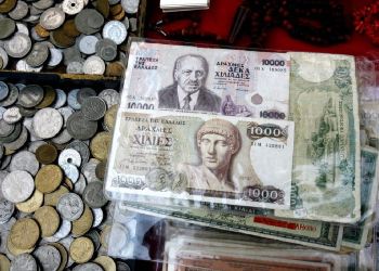 Πεντακόσια εκατ. δραχμές φυλούν οι Έλληνες στα σεντούκια