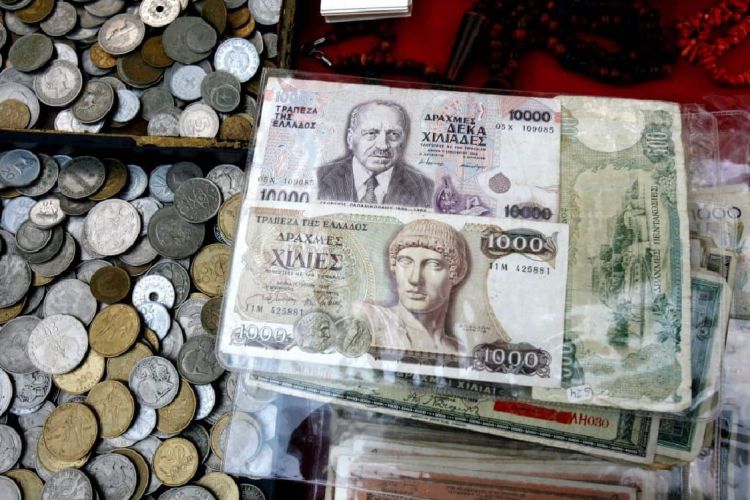 Πεντακόσια εκατ. δραχμές φυλούν οι Έλληνες στα σεντούκια