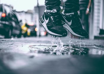 Πού και πώς ξοδεύουν τα λεφτά τους οι νέοι;