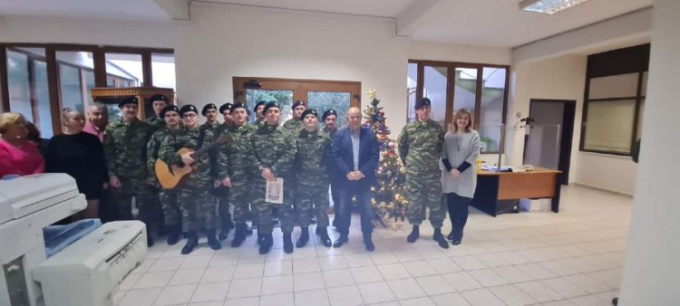 Πρωτοχρονιάτικα κάλαντα και ευχές από τη Χορωδία της 24ης ΤΘΤ στον Δήμαρχο Βαγγέλη Γερολιόλιο Πρωτοχρονιάτικα κάλαντα και ευχές από τη Χορωδία της 24ης ΤΘΤ στον Δήμαρχο Βαγγέλη Γερολιόλιο