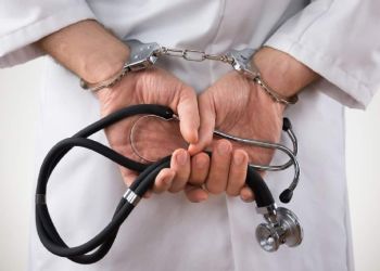 Πως να καταλάβετε ένα κομπογιαννίτη, ένα ψευτογιατρό: Τα σημάδια για να τους αναγνωρίσετε!