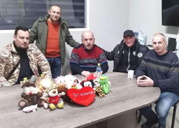 Στον “Βενιαμίν” τα λούτρινα παιχνίδια που “πέταξαν” οι οπαδοί του Πιερικού