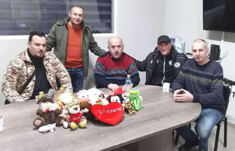 Στον “Βενιαμίν” τα λούτρινα παιχνίδια που “πέταξαν” οι οπαδοί του Πιερικού