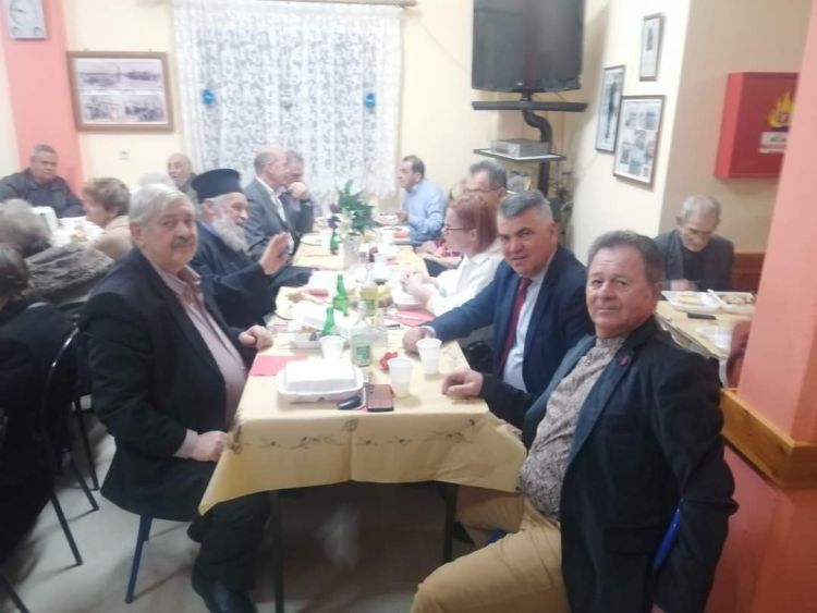 Στο χορό του 2ου ΚΑΠΗ Αιγινίου χόρεψε ο Δημήτρης Μπέης.