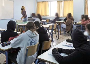 Σχολεία: Κανονικά η επιστροφή αύριο στα θρανία – Τι ισχύει για μάσκες, απουσίες, ανεμβολίαστο προσωπικό