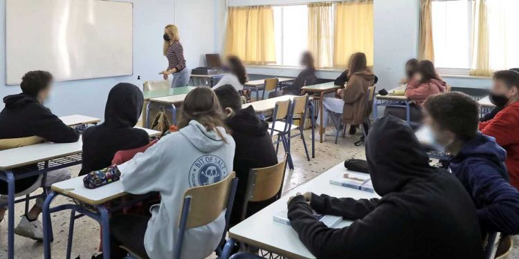 Σχολεία: Κανονικά η επιστροφή αύριο στα θρανία – Τι ισχύει για μάσκες, απουσίες, ανεμβολίαστο προσωπικό