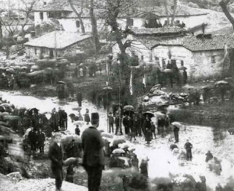 Λιτόχωρο: Τα Θεοφάνεια - Σίχνα, στο φαράγγι του Ενιπέα. Τα Θεοφάνεια – Σίχνα, στο φαράγγι του Ενιπέα.