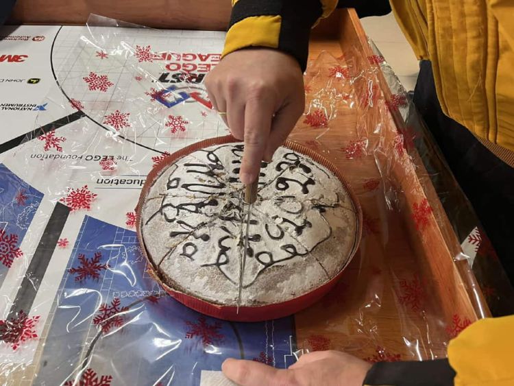 Το τμήμα Εκπαιδευτικής Ρομποτικής Κολινδρού έκοψε πίτα Το τμήμα Εκπαιδευτικής Ρομποτικής Κολινδρού έκοψε πίτα