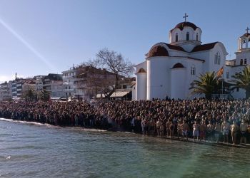 O καθαγιασμός των υδάτων στην Παραλία Κατερίνης (εικόνες + βίντεο)