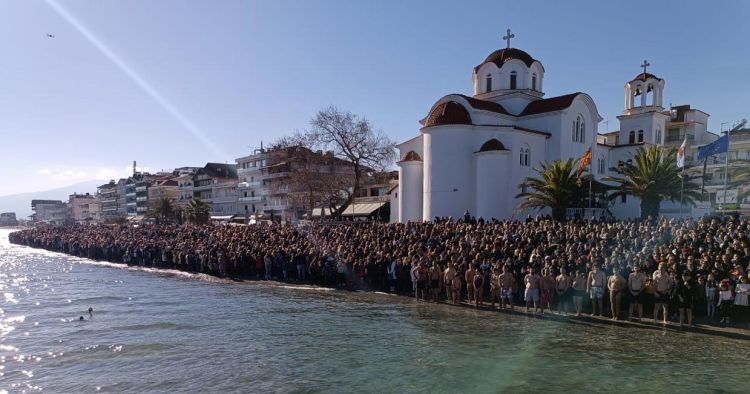 O καθαγιασμός των υδάτων στην Παραλία Κατερίνης (εικόνες + βίντεο)