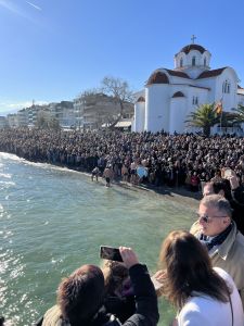 O καθαγιασμός των υδάτων στην Παραλία Κατερίνης (εικόνες + βίντεο)