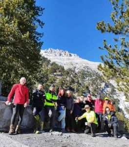 Oρειβάτες έκοψαν την βασιλόπιτα του 2023 στον χιονισμένο Όλυμπο