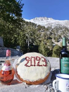 Oρειβάτες έκοψαν την βασιλόπιτα του 2023 στον χιονισμένο Όλυμπο