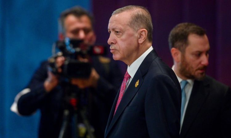 Politico: Ο Ερντογάν σχεδιάζει πόλεμο για να σώσει το τομάρι του