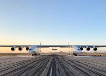 To μεγαλύτερο αεροπλάνο στον κόσμο πέταξε για πρώτη φόρα