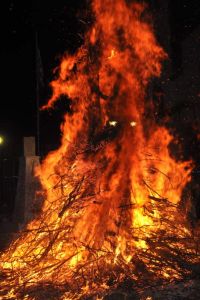 Άνω Άη Γιάννη Κατερίνης – Αναβίωσε το «Κάψιμο του Καλικάvτζαρου»