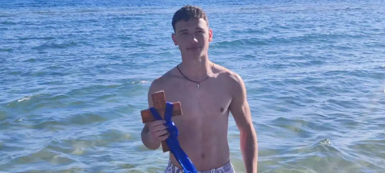 Αυτοί είναι οι γενναίοι που έπεσαν στη θάλασσα και ανέσυραν τον Τίμιο Σταυρό την ημέρα των Θεοφανείων. Αυτοί είναι οι γενναίοι που έπεσαν στη θάλασσα και ανέσυραν τον Τίμιο Σταυρό την ημέρα των Θεοφανείων.