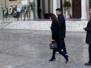 Κηδεία τέως βασιλιά Κωνσταντίνου: Ποιοι βουλευτές και πολιτικοί έσπευσαν να προσκυνήσουν τη σορό του Κηδεία τέως βασιλιά Κωνσταντίνου: Ποιοι βουλευτές και πολιτικοί έσπευσαν να προσκυνήσουν τη σορό του