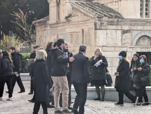 Κηδεία τέως βασιλιά Κωνσταντίνου: Ποιοι βουλευτές και πολιτικοί έσπευσαν να προσκυνήσουν τη σορό του Κηδεία τέως βασιλιά Κωνσταντίνου: Ποιοι βουλευτές και πολιτικοί έσπευσαν να προσκυνήσουν τη σορό του