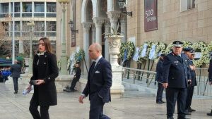 Κηδεία τέως βασιλιά Κωνσταντίνου: Ποιοι βουλευτές και πολιτικοί έσπευσαν να προσκυνήσουν τη σορό του Κηδεία τέως βασιλιά Κωνσταντίνου: Ποιοι βουλευτές και πολιτικοί έσπευσαν να προσκυνήσουν τη σορό του