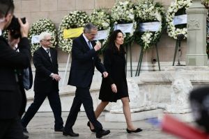 Κηδεία τέως βασιλιά Κωνσταντίνου: Ποιοι βουλευτές και πολιτικοί έσπευσαν να προσκυνήσουν τη σορό του Κηδεία τέως βασιλιά Κωνσταντίνου: Ποιοι βουλευτές και πολιτικοί έσπευσαν να προσκυνήσουν τη σορό του