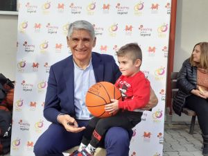 Ο Παναγιώτης Γιαννάκης στην Μέριμνα Παιδιού Κατερίνης – Έκοψε την πίτα και  συμμετείχε στο διαγωνισμό τριπόντων