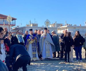 Πλαταμώνας και Νέοι Πόροι: Ο καθαγιασμός των Υδάτων την ημέρα των Θεοφανείων Πλαταμώνας: Ο καθαγιασμός των Υδάτων την ημέρα των Θεοφανείων και η κατάδυση του Τιμίου Σταυρού στο Λιμάνι