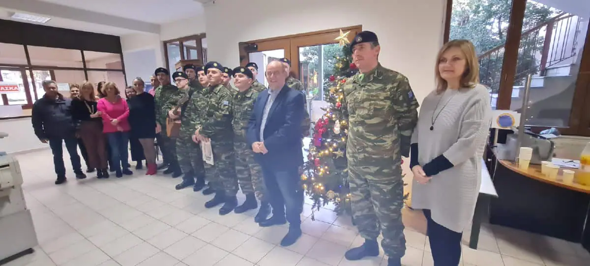 Πρωτοχρονιάτικα κάλαντα και ευχές από τη Χορωδία της 24ης ΤΘΤ στον Δήμαρχο Βαγγέλη Γερολιόλιο Πρωτοχρονιάτικα κάλαντα και ευχές από τη Χορωδία της 24ης ΤΘΤ στον Δήμαρχο Βαγγέλη Γερολιόλιο