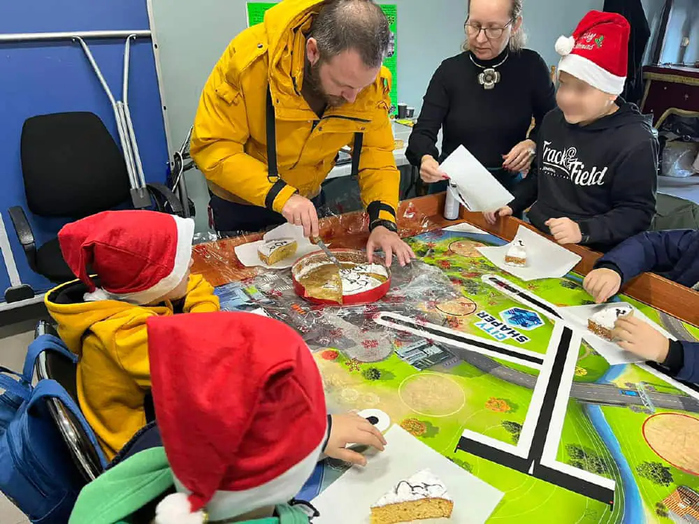 Το τμήμα Εκπαιδευτικής Ρομποτικής Κολινδρού έκοψε πίτα Το τμήμα Εκπαιδευτικής Ρομποτικής Κολινδρού έκοψε πίτα