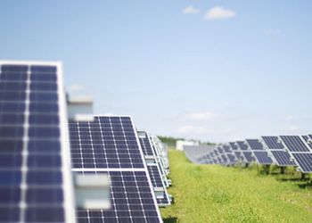 Αιολική και ηλιακή ενέργεια ξεπέρασαν το φυσικό αέριο στην ΕΕ