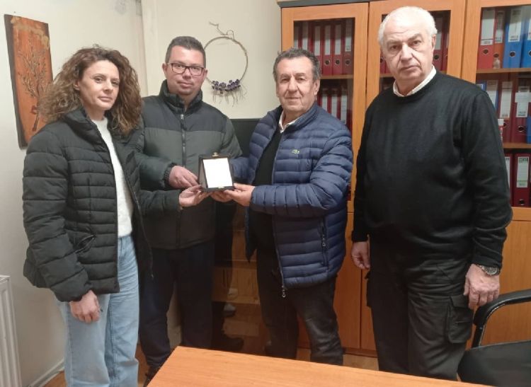 Απονομή Πλακέτας στον Πρόεδρο της Β/ΘΜΙΑΣ Σχολικής Επιτροπής του Δήμου Κατερίνης