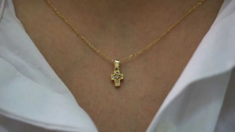 Κατερίνη: 20χρονη αγκάλιασε 81χρονη και της έκλεψε χρυσό σταυρό αξίας 1.000 ευρώ Κατερίνη: 20χρονη αγκάλιασε 81χρονη και της έκλεψε χρυσό σταυρό αξίας 1.000 ευρώ