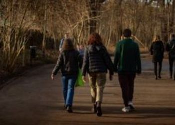 Οι καλές σχέσεις στη μέση ηλικία μειώνουν τον κίνδυνο χρόνιων παθήσεων αργότερα στη ζωή