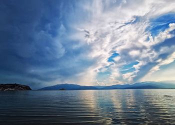 Ο Καιρός σήμερα: Δευτέρα με αραιές νεφώσεις και κατά τόπους πιο πυκνές