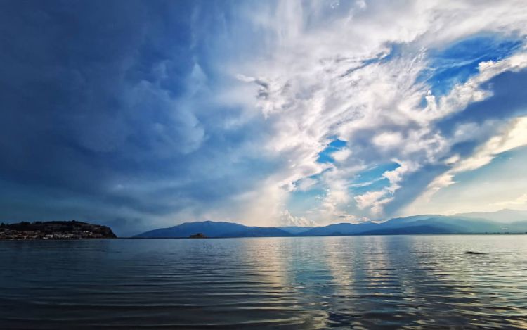 Ο Καιρός σήμερα: Δευτέρα με αραιές νεφώσεις και κατά τόπους πιο πυκνές