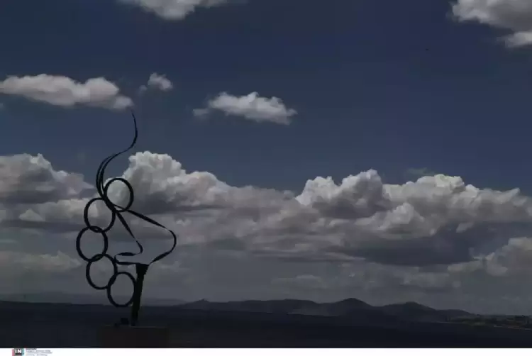 Ο Καιρός σήμερα: Κυριακή με νεφώσεις και τοπικές βροχές Ο Καιρός σήμερα: Κυριακή με νεφώσεις και τοπικές βροχές