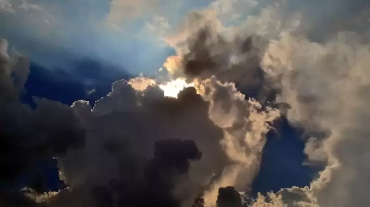 Ο Καιρός σήμερα: Λίγες νεφώσεις που το απόγευμα θα αυξηθούν