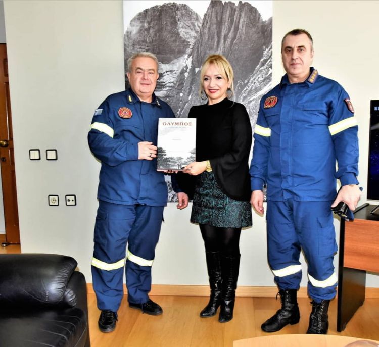 Ο Υποστράτηγος του Πυροσβεστικού Σώματος στην Αντιπεριφερειάρχη Πιερίας Σοφία Μαυρίδου