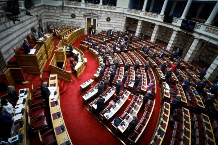Πέρασε η τροπολογία «μπλόκο» στον Κασιδιάρη – Πως ψήφισαν τα κόμματα