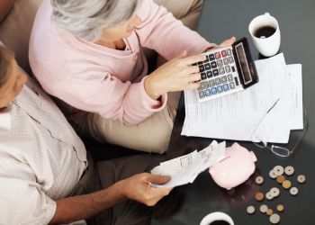 Πως θα ενισχύσει η κυβέρνηση χαμηλόμισθους και συνταξιούχους