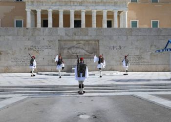 Φωτογραφίες με τους Εύζωνες στο Σύνταγμα κέρδισαν διεθνές βραβείο φωτογραφίας