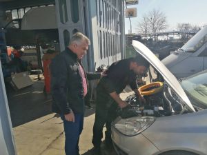 Επίσκεψη του Δημήτρη Μπέη σε συνεργεία αυτοκινήτων της Πιερίας