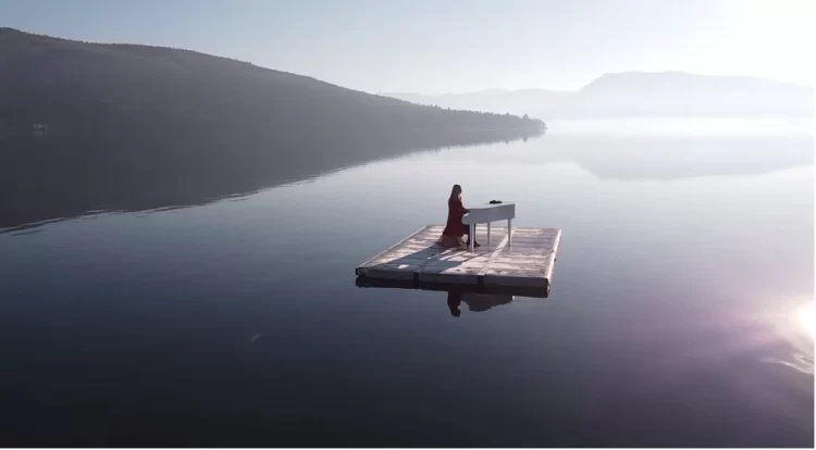Μια Πιανίστρια, Η Έλενα Ξυδιά, Παίζει Πιάνο Μέσα Στη Λίμνη Της Καστοριάς