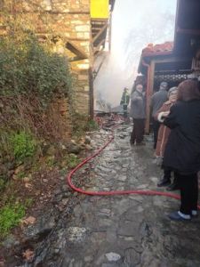 Πιερία: Στις φλόγες δύο σπίτια στον Παλαιό Παντελεήμονα - Ισχυρές δυνάμεις στο σημείο (εικόνες) Πιερία: Στις φλόγες δύο σπίτια στον Παλαιό Παντελεήμονα – Ισχυρές δυνάμεις στο σημείο