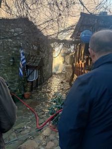 Πιερία: Στις φλόγες δύο σπίτια στον Παλαιό Παντελεήμονα - Ισχυρές δυνάμεις στο σημείο (εικόνες) Πιερία: Στις φλόγες δύο σπίτια στον Παλαιό Παντελεήμονα – Ισχυρές δυνάμεις στο σημείο