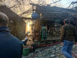 Πιερία: Στις φλόγες δύο σπίτια στον Παλαιό Παντελεήμονα - Ισχυρές δυνάμεις στο σημείο (εικόνες) Πιερία: Στις φλόγες δύο σπίτια στον Παλαιό Παντελεήμονα – Ισχυρές δυνάμεις στο σημείο